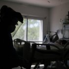 Un médico realiza controles de pacientes con covid-19 en una unidad de terapia intensiva en un hospital de Buenos Aires.