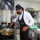 Roddy Zambrano disfruta en la cocina tanto como lo hace en la cancha como árbitro.