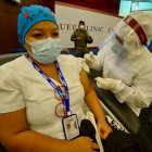 Vacunación de personal médico de primera línea de entidades de Salud públicas y privadas de Guayaquil, en la Universidad de Especialidades Espíritu Santo (UEES), el pasado miércoles 3 de febrero.