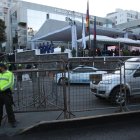 Ceremonia. Miembros de la Policía custodian los exteriores del Consejo Nacional Electoral durante la inauguración de las elecciones.
