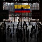 Los votantes reciben instrucciones por megafonía para el correcto desarrollo de esta cita con las urnas, que en España tiene en Madrid su mayor censo de electores con 66.790.