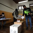 Un hombre votó hoy en un centro electoral en Quito (Ecuador).