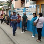 Como se observa, la gente hace fila sin distanciarse mucho unos de otros.