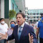 Carlos Sagnay ejerció su derecho al votó en el colegio San José LaSalle.