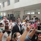 Junto a él estuvieron familiares y decenas de seguidores. Adentro de la unidad educativa fue recibido por aplausos.