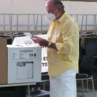 El candidato Isidro Romero, ejerciendo su derecho al voto.