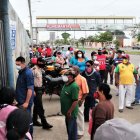 Decenas de personas en las afueras de las Juntas Receptoras del Voto.