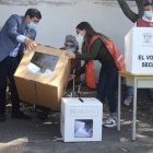Andrés Arauz acompañó y asistió a su abuela a votar.