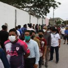 Todos juntos y revueltos para votar. Así ha sido el panorama esta mañana en muchos de los recintos de sufragio.