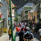 En Pomasqui, en la escuela San Antonio de Padua, la gente hizo una fila de seis cuadras.