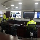 Vigilancia. Desde el Centro de Mando en Quito, autoridades policiales siguen de cerca el desarrollo de la jornada electoral en el país.