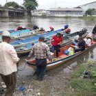 Los habitantes de algunos recintos de Daule se movilizaron en canoas hacia sus recintos electorales.