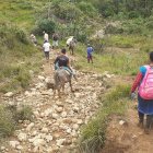 Por falta de carreteras, los habitantes de la comunidad se movilizaron por vías empedradas internas.