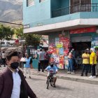 La venta de comida ambulante se volvió un deporte extremo. La vendedora de espumillas fue retirada del lugar por los policías