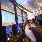 El dirigente de Pachakutik, Marlon Santi, toma una fotografía con su celular de los primeros resultados publicados.