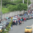 Largas filas en las afueras de los recintos electorales provocó aglomeraciones.
