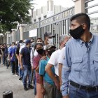 Las filas fueron extensas en los exteriores del colegio Vicente Rocafuerte.