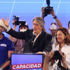 Guillermo Lasso junto a simpatizantes y dirigentes de CREO en su declaración luego de las votaciones.