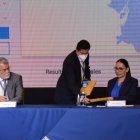 Momento en el que la presidenta del CNE, Diana Atamaint, recibe los resultados del conteo rápido con el 90,.4% de avance.