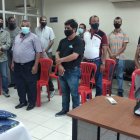 Cuidadores de carros del barrio Garay recibieron chalecos de vigilantes seguros.