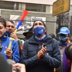 Denuncia. El candidato Yaku Pérez y grupos de indígenas se mantienen en vigilia en los exteriores del Centro de Mando del CNE.