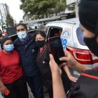 Yaku Pérez se tomó fotos con simpatizantes en los exteriores del CNE.