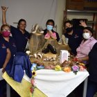 La confección de sandalias es una de las áreas en las que trabajan las asistentes a las charlas de las fundaciones.