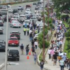 Largas filas de personas se formaron el día de las elecciones.
