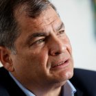 El expresidente de Ecuador Rafael Correa habla durante una entrevista con Efe en Ciudad de México (México).