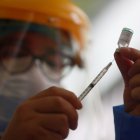 Perú recibió sus primeras 300.000 vacunas contra la covid-19 mientras el país atraviesa un momento crítico de escasez de oxígeno.