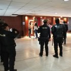 Previo a la reinstalación de la audiencia, agentes de la Unidad Antiexplosivos del GIR revisaron las instalaciones del auditorio de la Corte del Guayas.