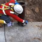 Interagua trabaja en las reparaciones de la tubería situada en la calle Guayacanes, de Urdesa central.