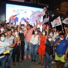 Referencial: Simpatizante de uno de los candidatos a la presidencia y el seguro para la segunda vuelta.