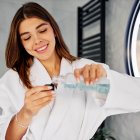 El enjuague bucal solo es un complemento de la higiene dental