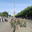 Uniformados de las Fuerzas Armadas y Policía controlan el orden en la avenida Pedro Menéndez, que fue cerrada a la altura del CNE.
