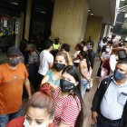 Aglomeraciones de personas en las afueras del Registro Civil de Guayaquil.