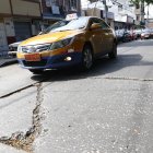 Servicio. El taxista, Oswaldo Tarari, trata de evitar un bache en Sauces VI. Si cae en el hueco debe volver a alinear las llantas del auto.