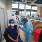 Personal médico de Solca recibe la segunda dosis en la sede de Guayaquil.