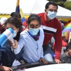 Los seguidores de Yaku Pérez permanecen en los exteriores de la sede del CNE ubicada en el norte de Quito donde hay un fuerte resguardo policial y militar.