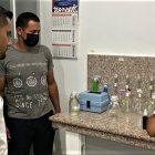Técnicos revisan las muestras de agua en Santa Rosa, para determinar qué pudo haberla contaminado.
