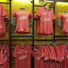 Por el momento solo está disponible en tiendas una de las camisetas alternas del Ídolo.