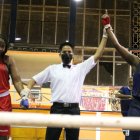 Triunfo. Érika Pachito (d) ganó su primer combate en suelo Oriental.