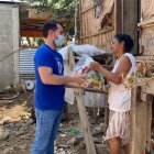 Los voluntarios acuden a sectores apartados a llevar alimentos y palabras de fortaleza.