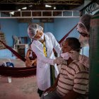 Indígenas crean hospital de campaña para pacientes con covid en el Amazonas.