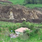 El deslizamiento de tierra  cortó el paso del río Guataxi, que está represándose.