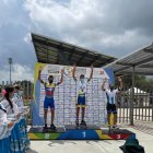 El patinador ecuatoriano (i) fue plata en los 10.000 puntos más eliminación sénior .