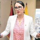 La funcionaria es economista por la Pontificia Universidad Católica del Ecuador y tiene una maestría en Economía Aplicada por la Universidad Autónoma de Barcelona.