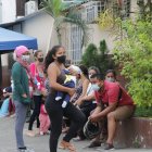 Dispensario. La mirada de los padres muestra su preocupación por no encontrar la vacuna para sus hijos.