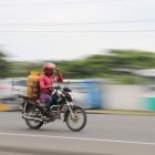 Conductores de autos y motos, de forma constante, circulan a exceso de velocidad en la ciudad.