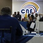 Pruebas. Yaku Pérez mostró ayer algunas actas con supuestas inconsistencias, especialmente en las Juntas de Guayaquil.